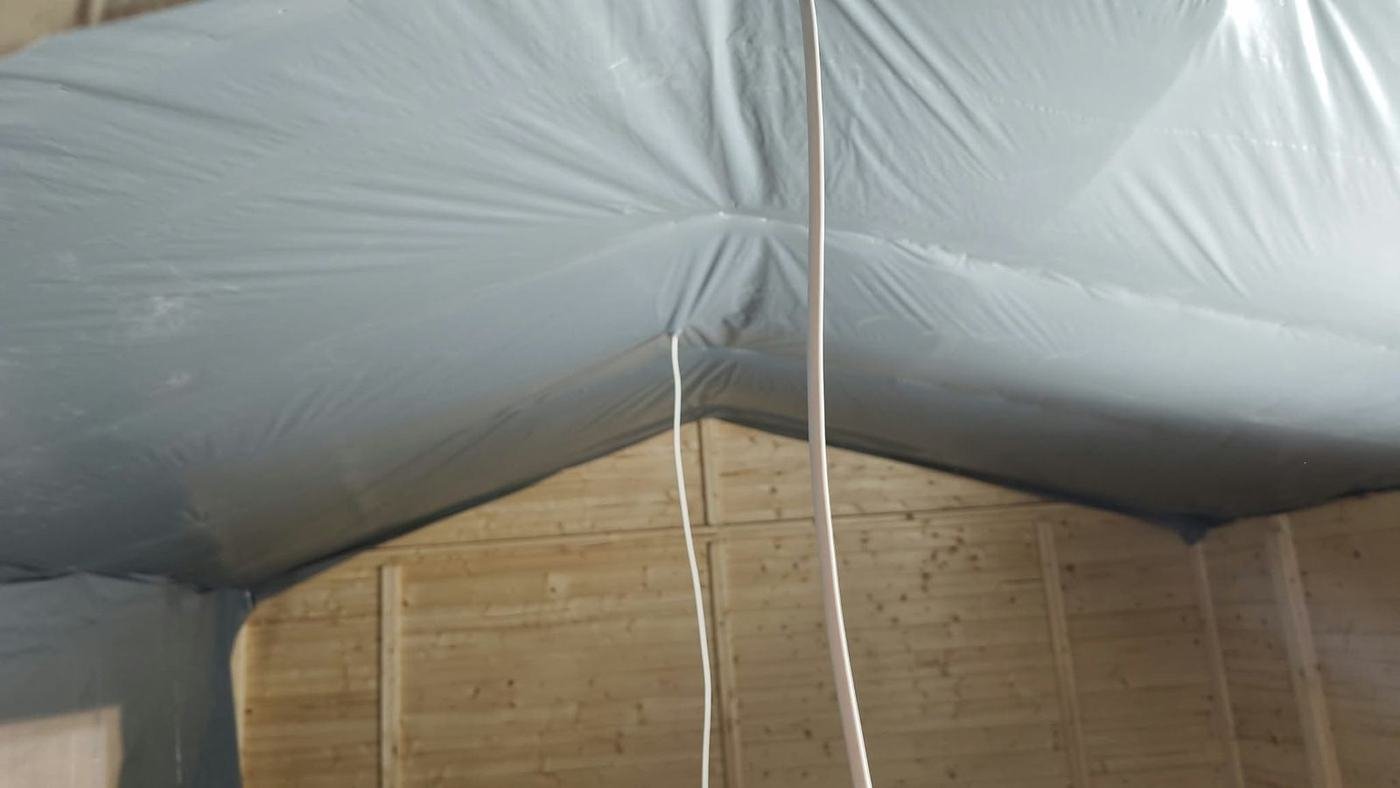 Dampfbremsfolie an der Decke verlegt