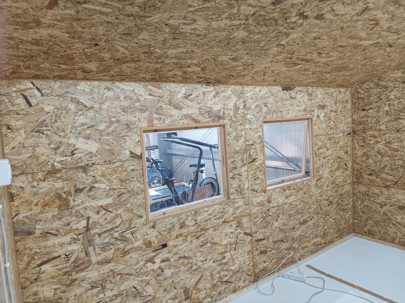 Fertig verkleidete Wand mit sauber eingefassten Fenstern